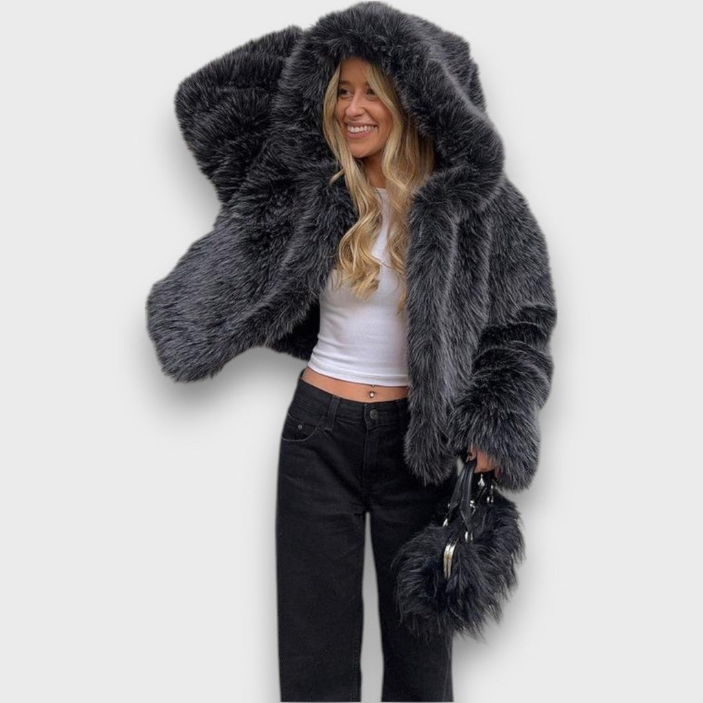 Leyana – Giacca oversize in pelliccia sintetica con cappuccio in grigio fumo