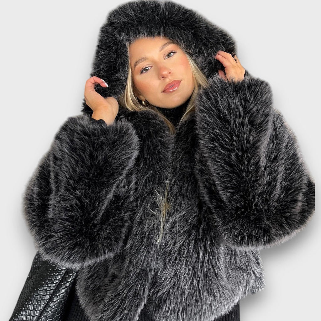 Leyana – Giacca oversize in pelliccia sintetica con cappuccio in grigio fumo