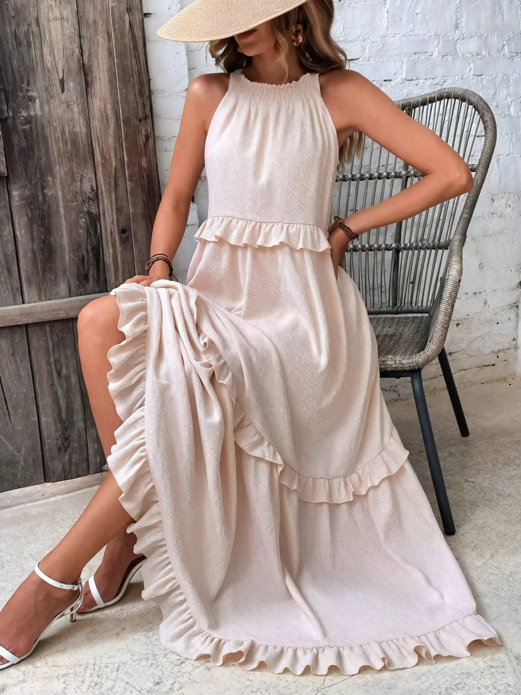 Abito Maxi Fluido con Scollo All'Americana e Dettagli Volant