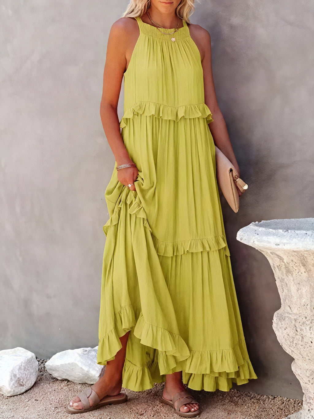 Abito Maxi Fluido con Scollo All'Americana e Dettagli Volant