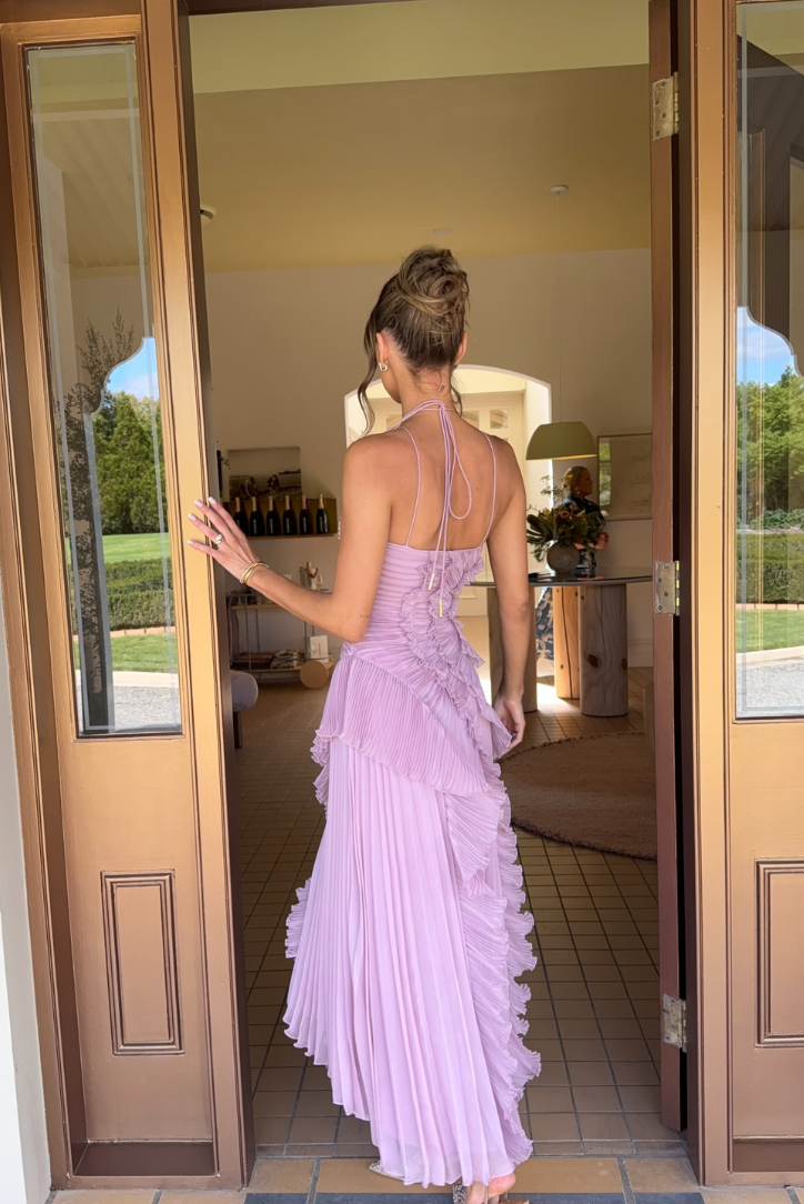 Abito Lungo Plissettato – Scollo Halter e Volant Unici