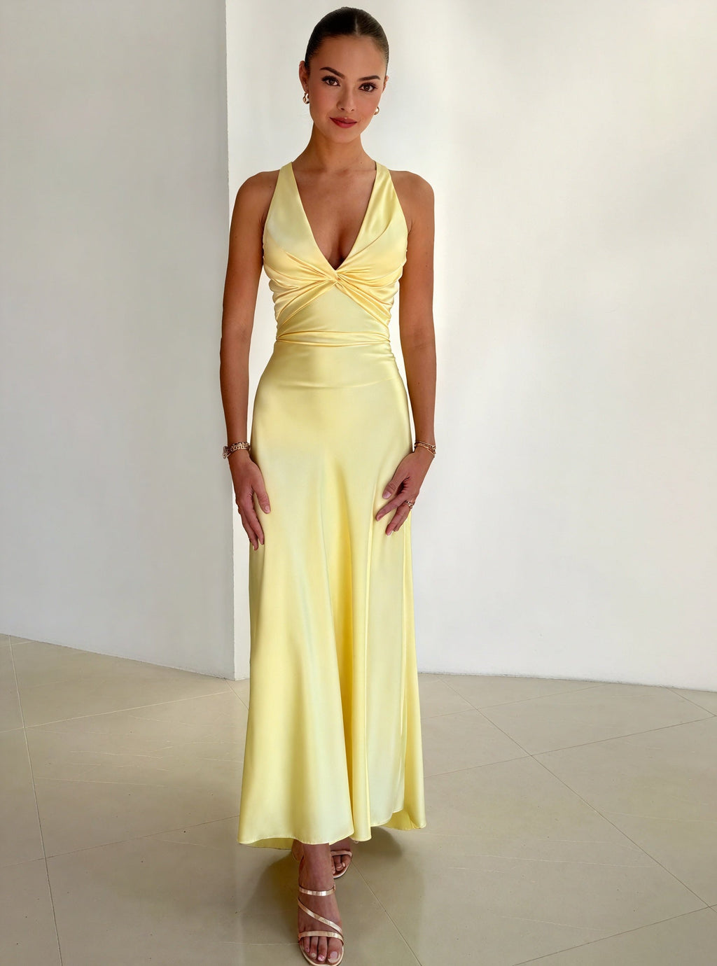 Eleganza Fluttuante: Abito con Schiena Scultorea