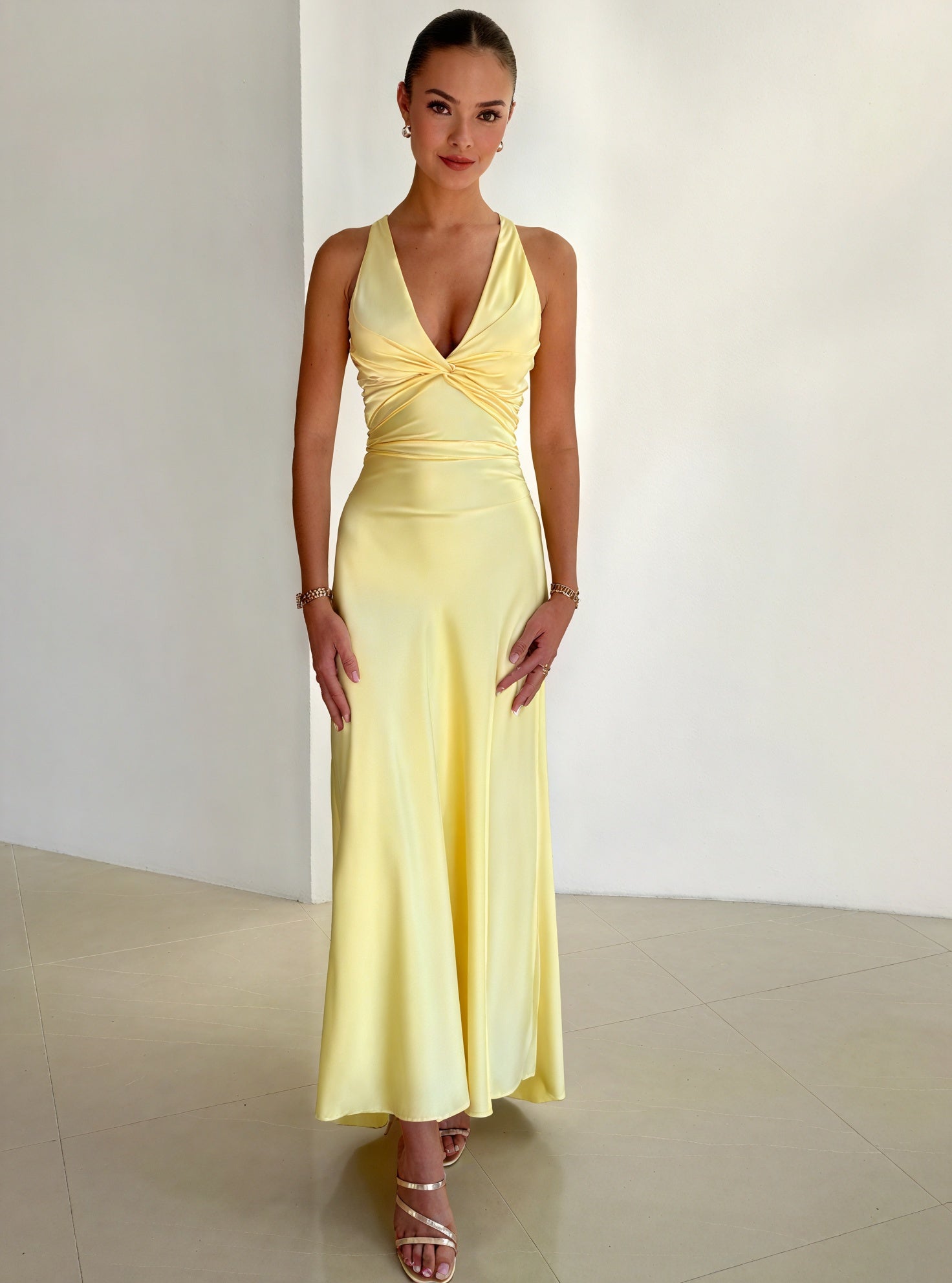 Eleganza Fluttuante: Abito con Schiena Scultorea
