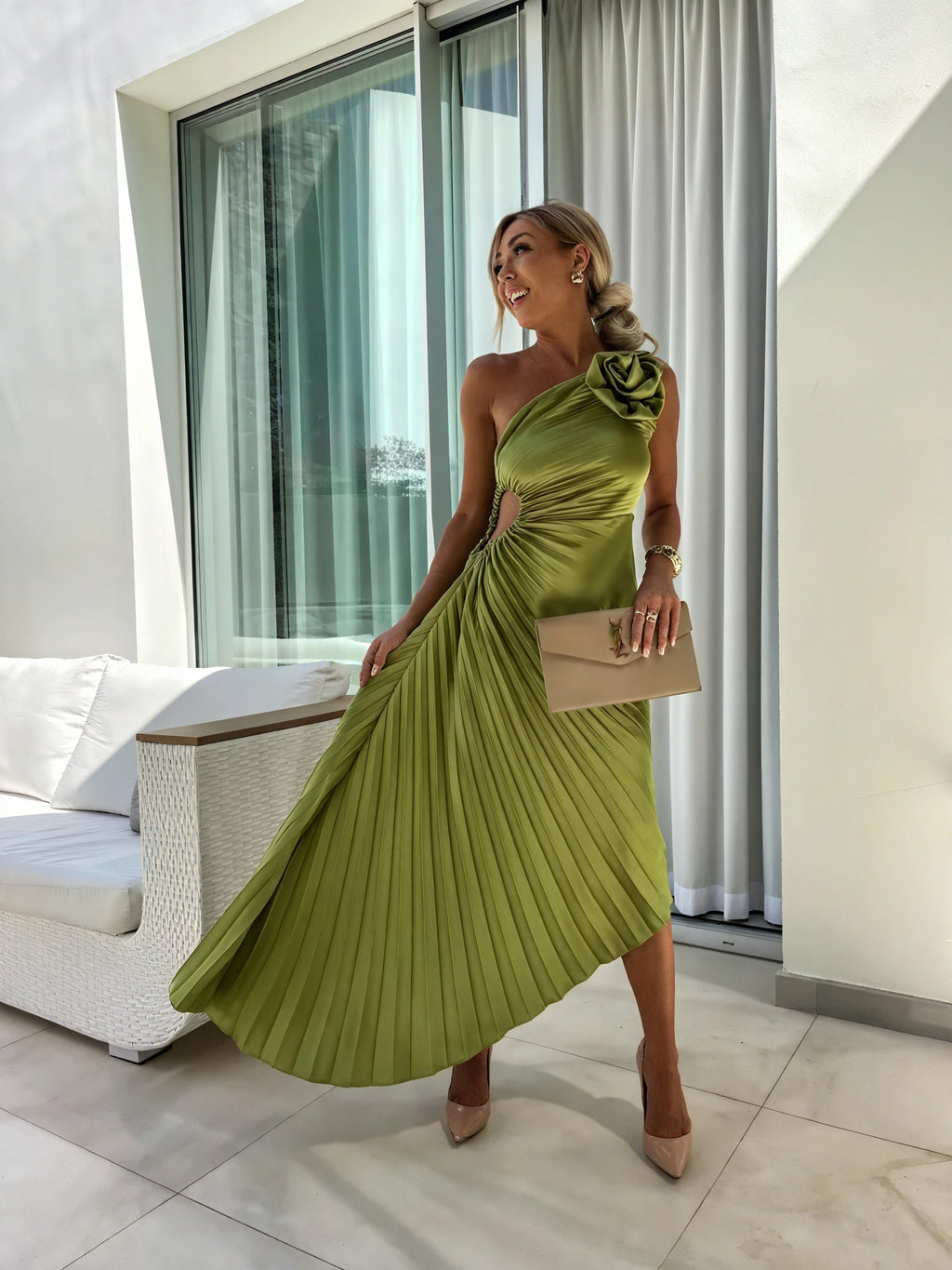Abito Monospalla: Eleganza e Fascino Senza Tempo