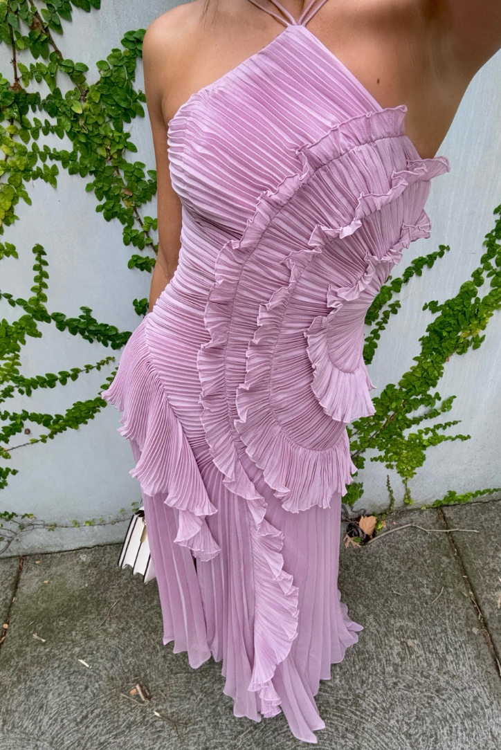 Abito Lungo Plissettato – Scollo Halter e Volant Unici