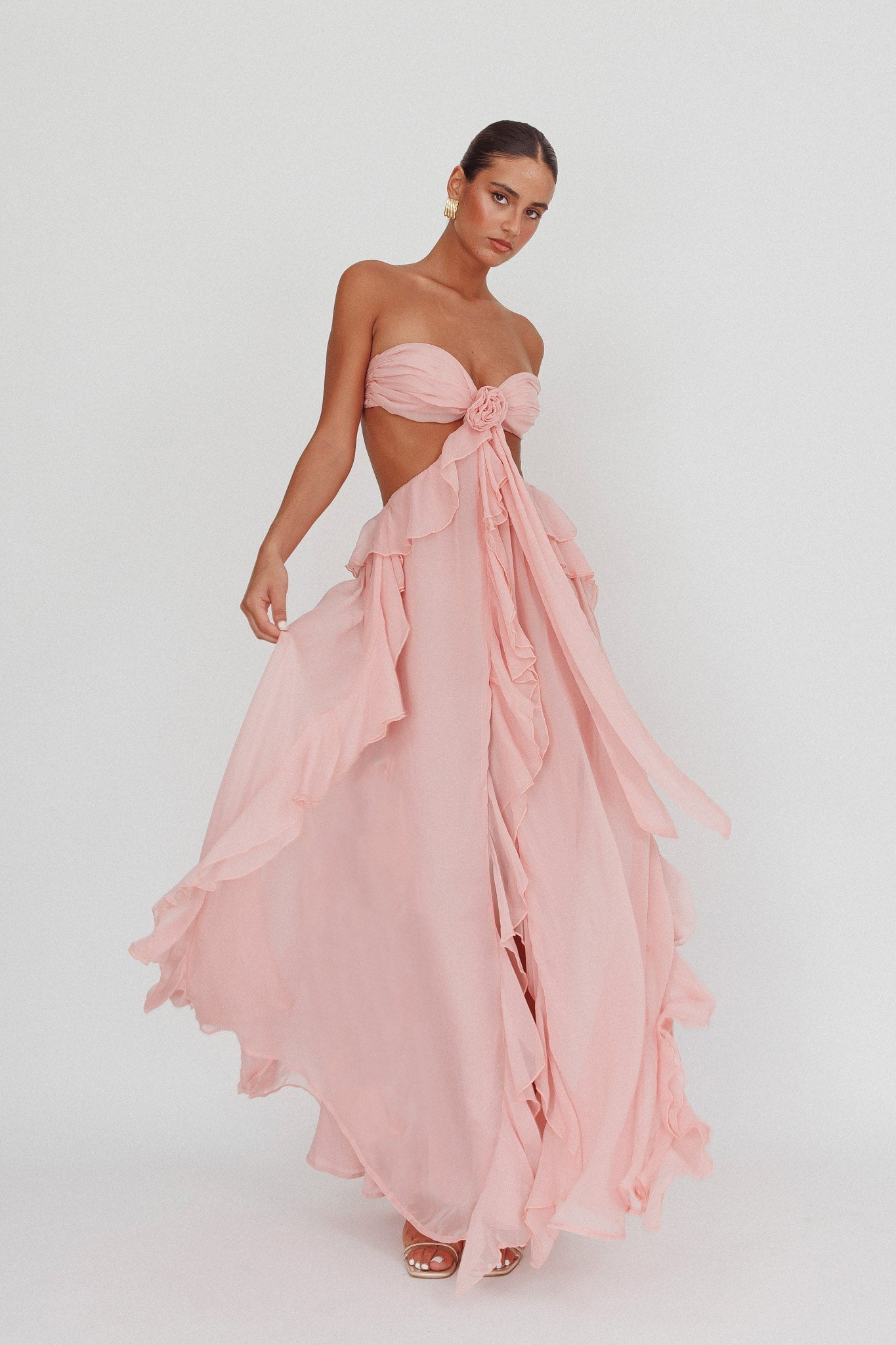 Abito Lungo Senza Spalline – Cut-Out e Balze Fluttuanti