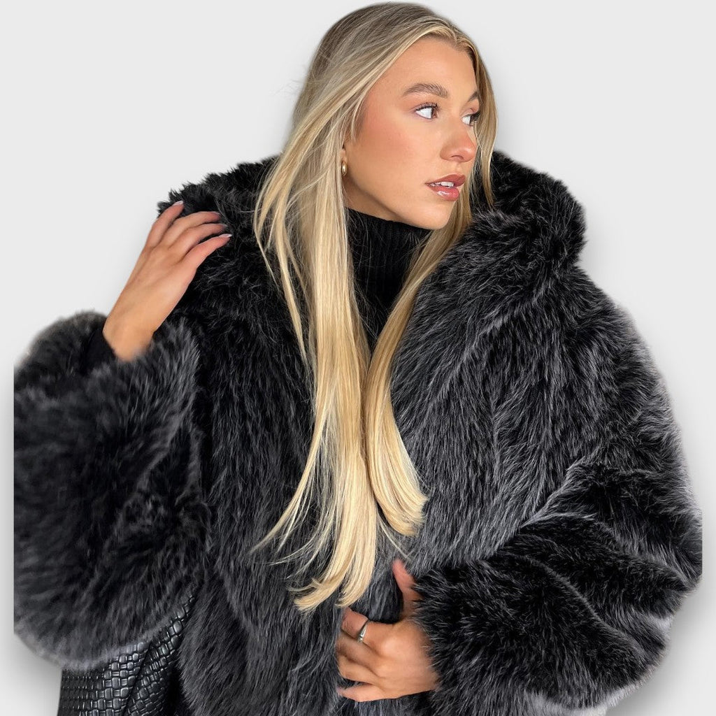 Leyana – Giacca oversize in pelliccia sintetica con cappuccio in grigio fumo