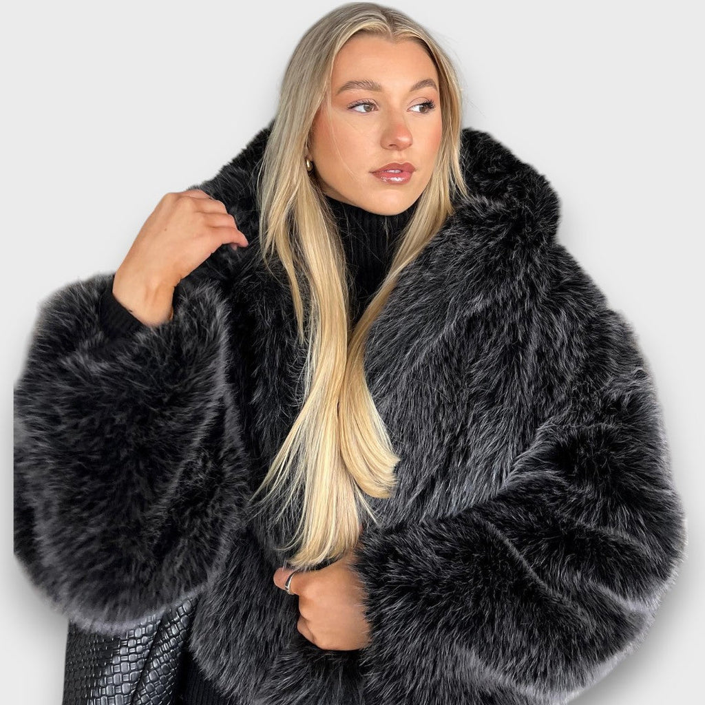 Leyana – Giacca oversize in pelliccia sintetica con cappuccio in grigio fumo