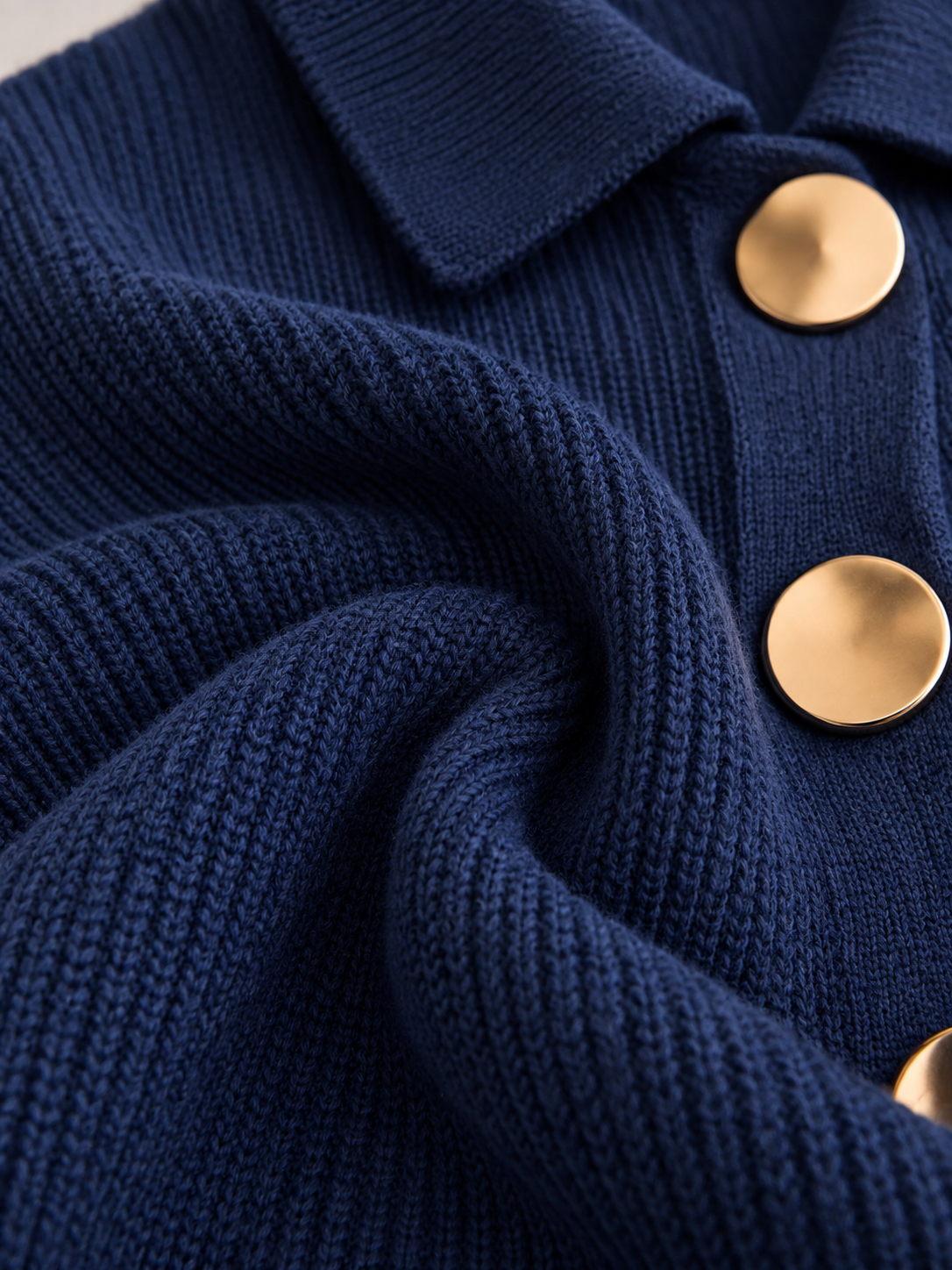 Cardigan oversize con colletto e grandi bottoni metallici